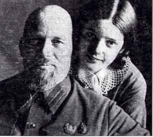 Eduard Berzin e la figlia Mirdza, qualche mese prima del suo arresto
